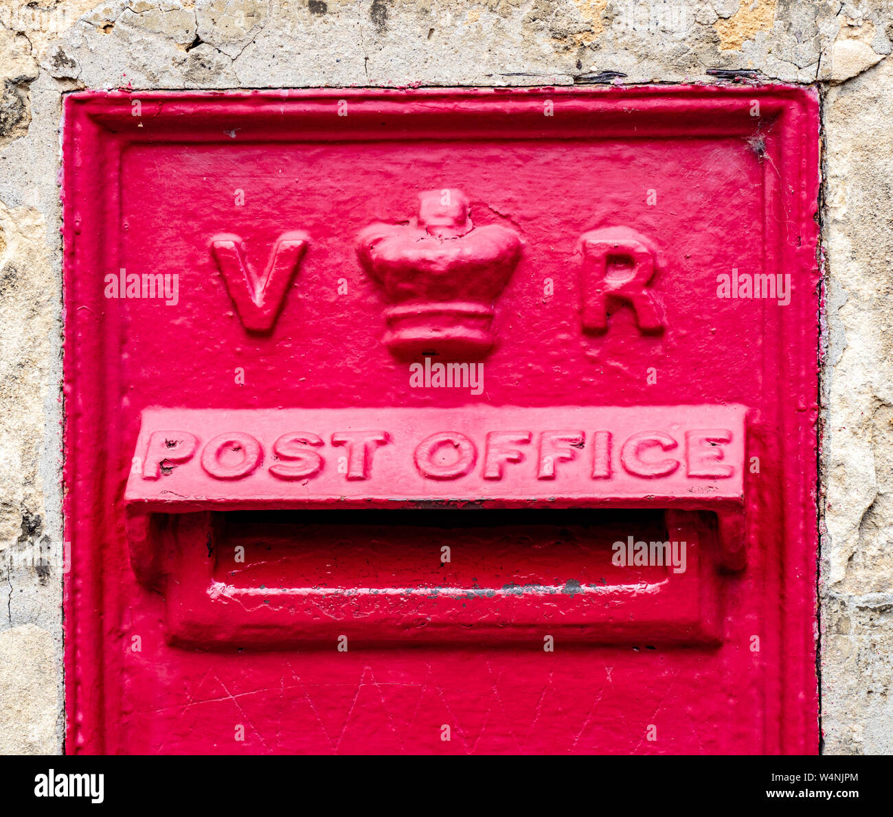 Un regno di Victoria post box in Chipping Campden, Cotswolds, Gloucestershire, England, Regno Unito, Gran Bretagna, GB, UK. Foto Stock