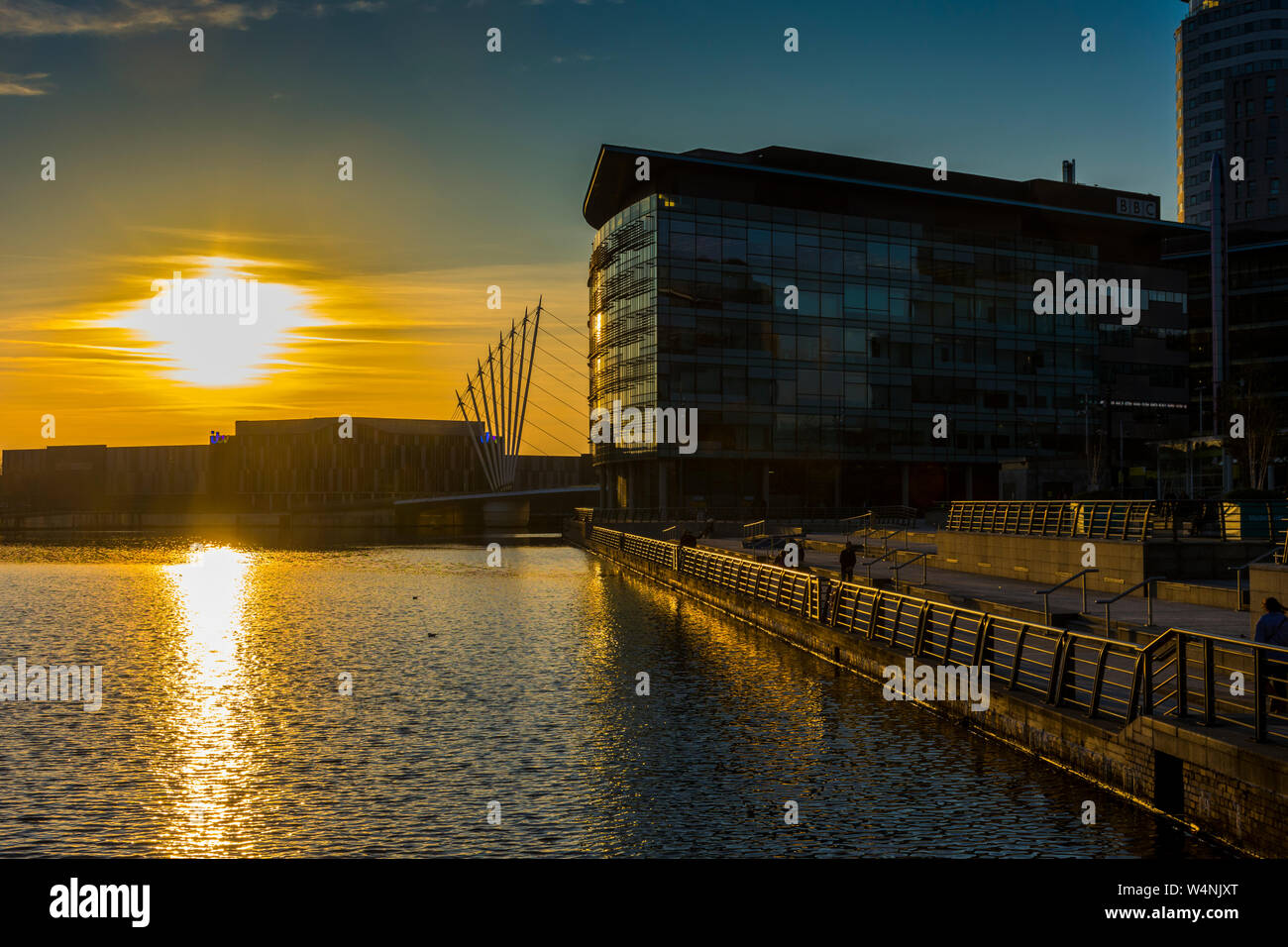 La BBC Quay House e la North Bay waterfront presso il complesso MediaCityUK vicino al tramonto, Salford Quays, Manchester, Regno Unito Foto Stock