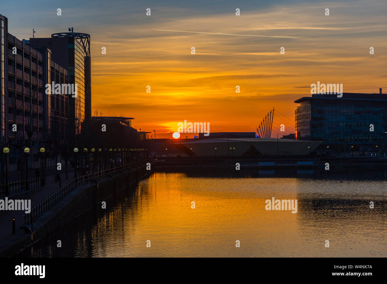 Tramonto sul bacino di Huron, Salford Quays, Manchester, Regno Unito. A destra è il Quay House a MediaCityUK. Foto Stock
