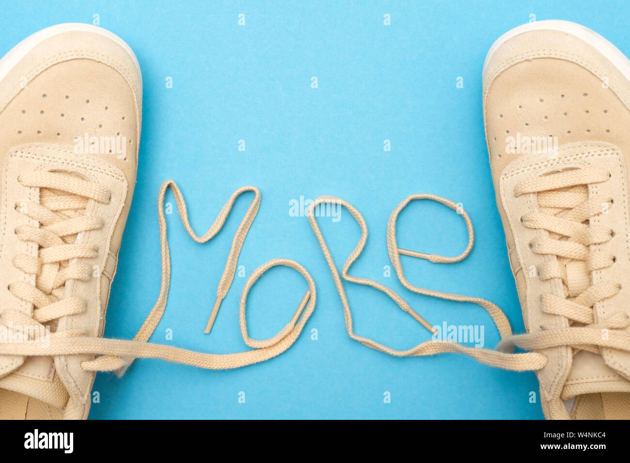 Donne sneakers con lacci in più parti di testo. Foto Stock