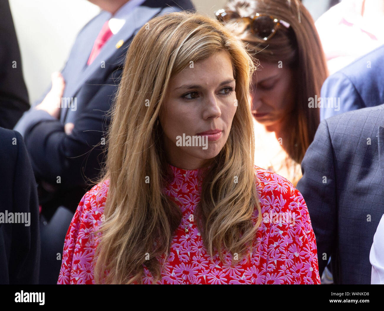 A Downing Street, Londra, Regno Unito. Il 24 luglio, 2019. Boris Johnson partner, Carrie Symonds, attende per Boris per arrivare al numero 10 di Downing Street. Il nuovo Primo Ministro, Boris Johnson, arriva a Downing Street dopo una visita a Buckingham Palace dove ha incontrato la Regina che gli aveva chiesto di formare un governo. Credito: Tommy Londra/Alamy Live News Foto Stock