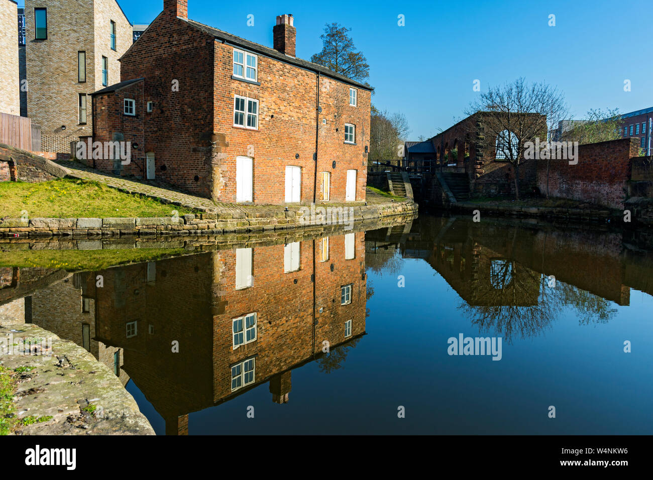 Ex detentore di bloccaggio's cottage sulla Ashton Canal, da Islington Wharf Mews, Ancoats, Manchester, Inghilterra, Regno Unito. Foto Stock