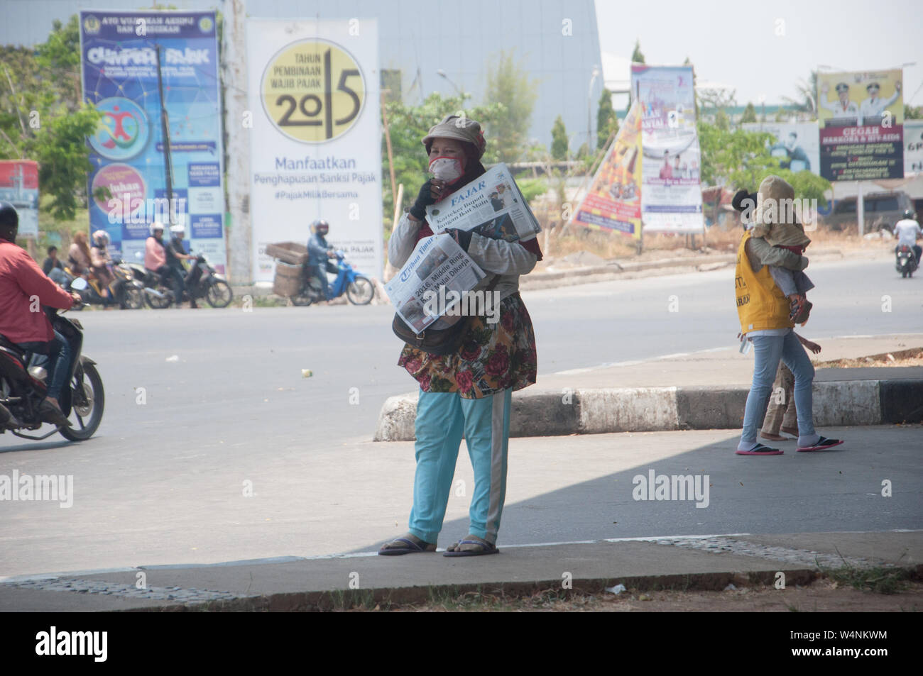 Donne vende giornale sul lato strada. Foto Stock