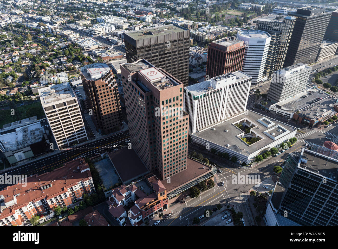 Vista aerea degli edifici lungo il Wilshire Blvd vicino a Westwood in Los Angeles, California. Foto Stock