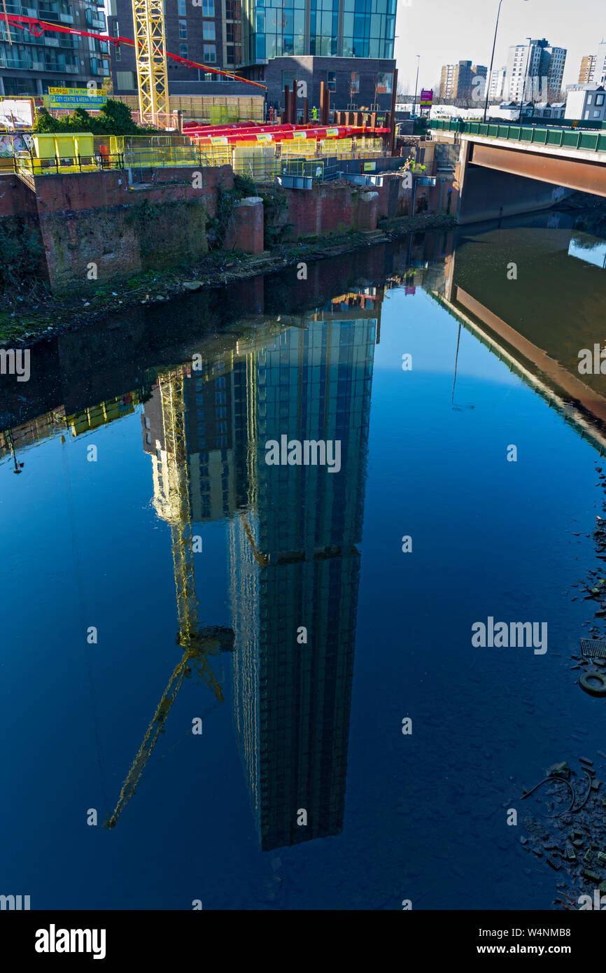 L'anaconda Cut (ex 100 Greengate) appartamento edificio si riflette nel fiume Irwell, Salford, Manchester, Inghilterra, Regno Unito Foto Stock