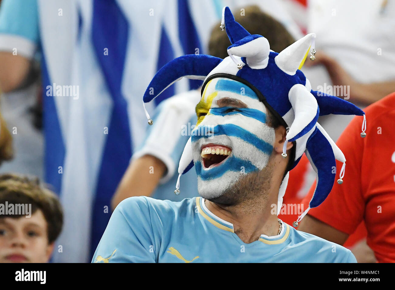 Rio de Janeiro, Brasile, 24 giugno 2019. Tifosi di calcio uruguaiani durante la partita Cile X Uruguay per la Copa America 2019, allo stadio Maracanã. Foto Stock