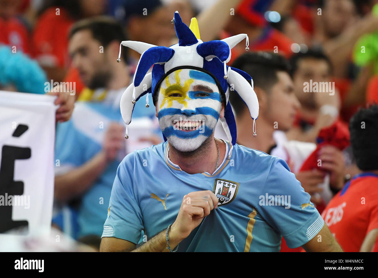 Rio de Janeiro, Brasile, 24 giugno 2019. Tifosi di calcio uruguaiani durante la partita Cile X Uruguay per la Copa America 2019, allo stadio Maracanã. Foto Stock