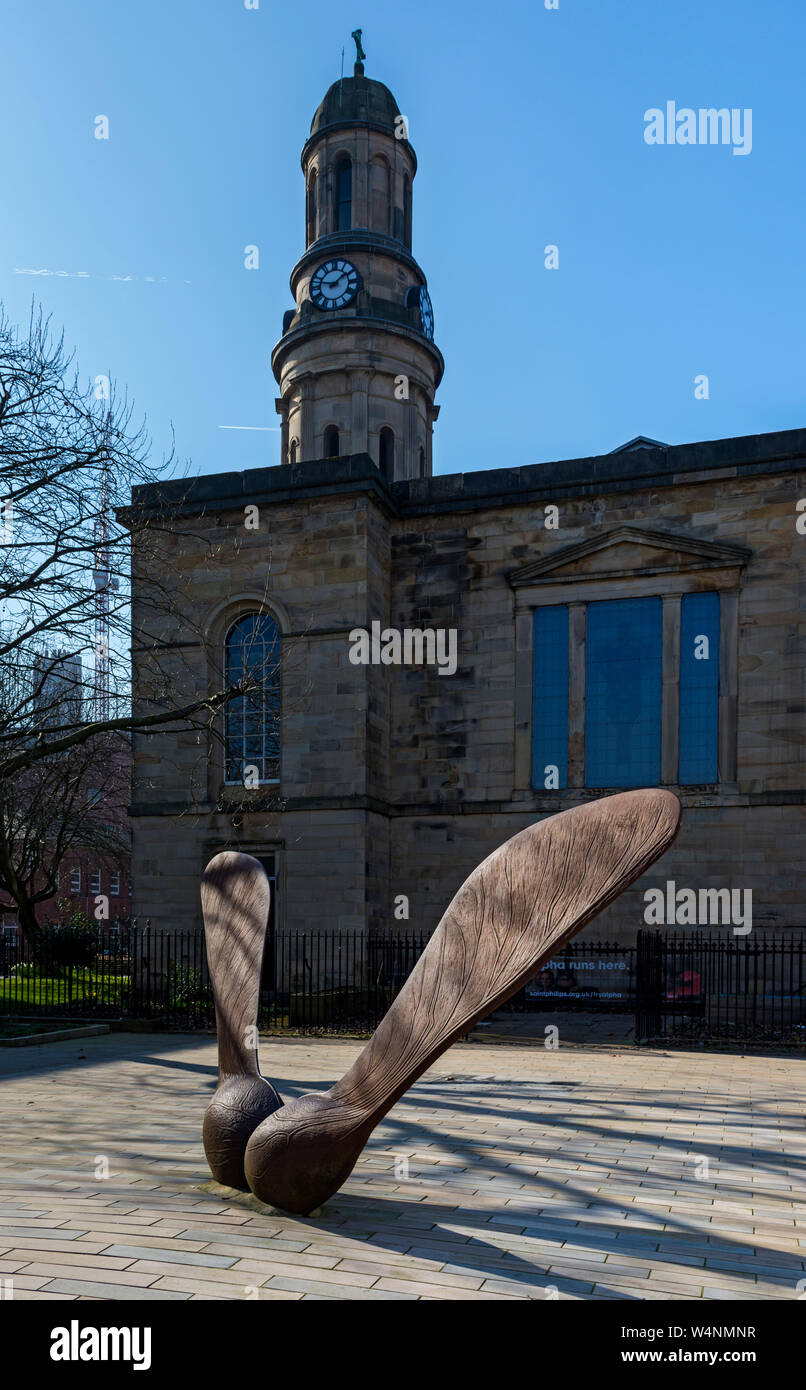 Semi di platano. Una scultura da Andrew McKeown. San Filippo Square, Off Chapel Street, Salford, Manchester, Inghilterra, Regno Unito Foto Stock