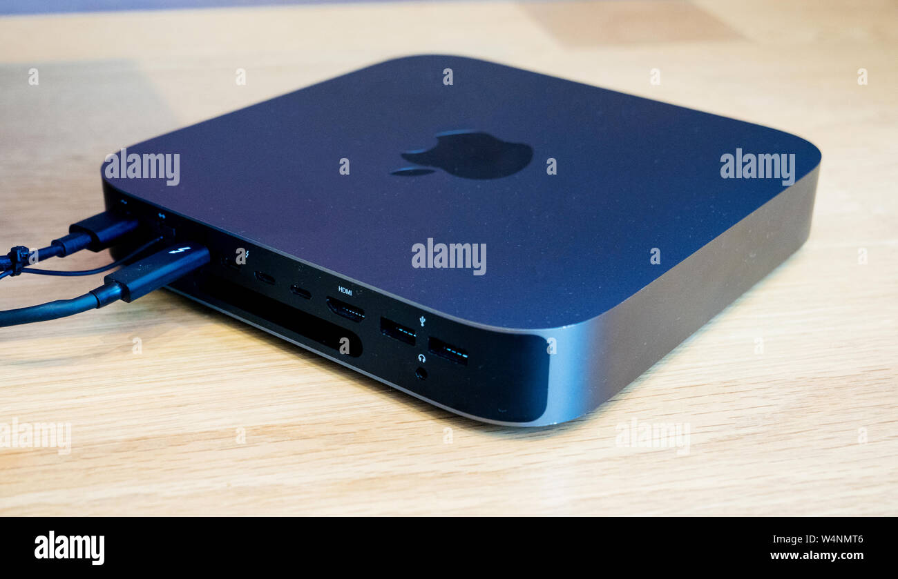 Parigi, Francia - Lug 24, 2019: vista posteriore del nuovo Mac Mini personal computer sul tavolo di legno Foto Stock
