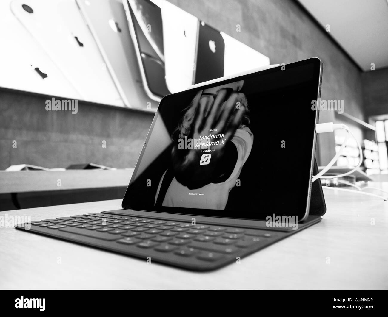 Parigi, Francia - Lug 24, 2019: nuovo moderno Apple Store con la pubblicità sul nuovo iPhone il display dello smartphone per gli ultimi album di Madonna di messaggio e mescolare un singolo modulo ultimo album oggi in Apple programma educativo Foto Stock