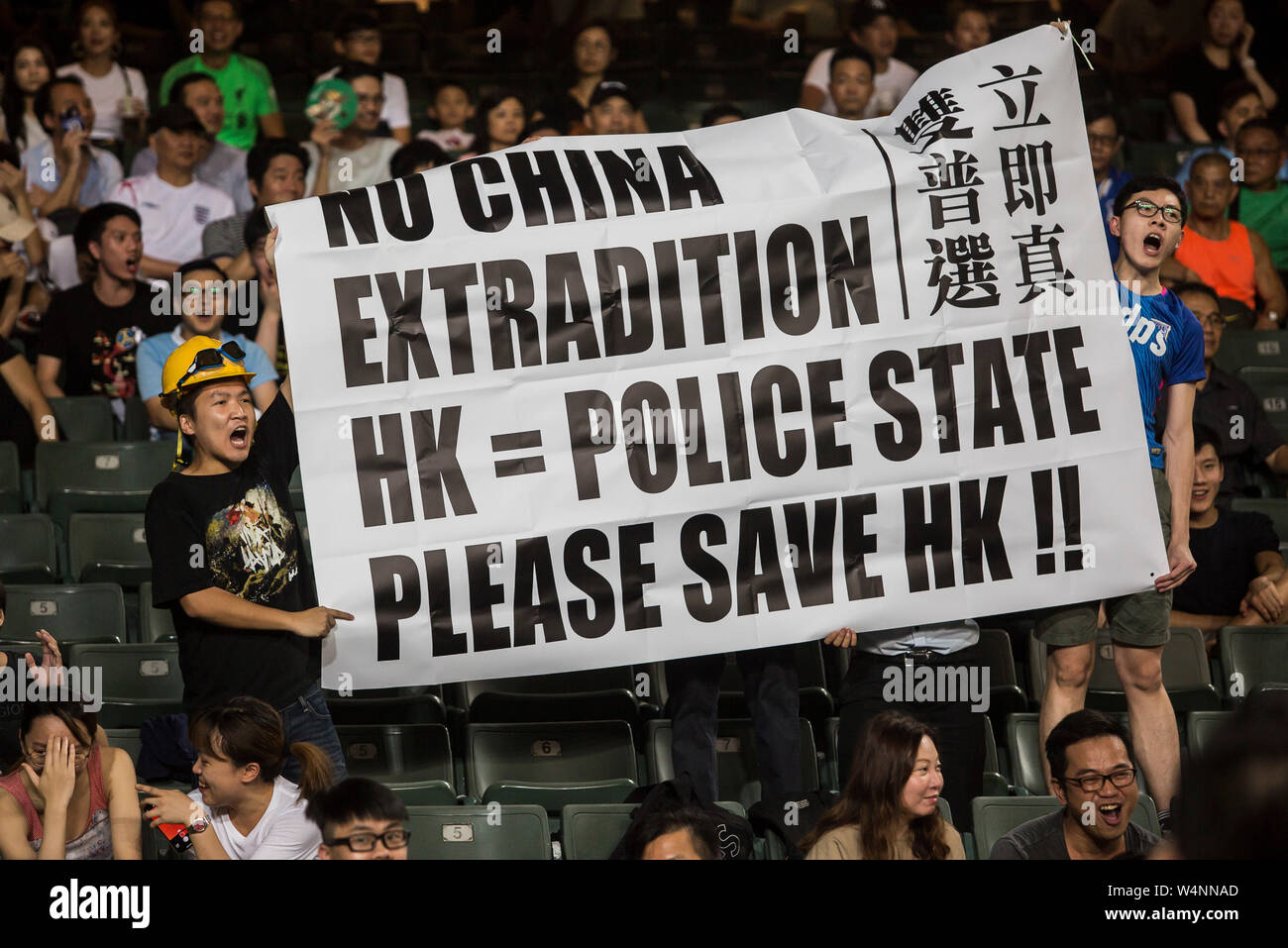Hong Kong, Hong Kong, Cina. Il 24 luglio, 2019. Kitchee FC vs Manchester City Football Club la pre-stagione amichevole a Hong Kong Stadium, Causeway Bay. L'uomo City beat locali Kitchee FC 6-1 con obiettivi da D.Silva, L.San, R. Sterling, N.Z. Touaizi e I.P. La Rosa. I fan di protesta contro la legge in materia di estradizione in Hong e i relativi problemi sperando che il mondo noterà. Foto di Isacco Lawrence Credito: HKPhotoNews/Alamy Live News Foto Stock