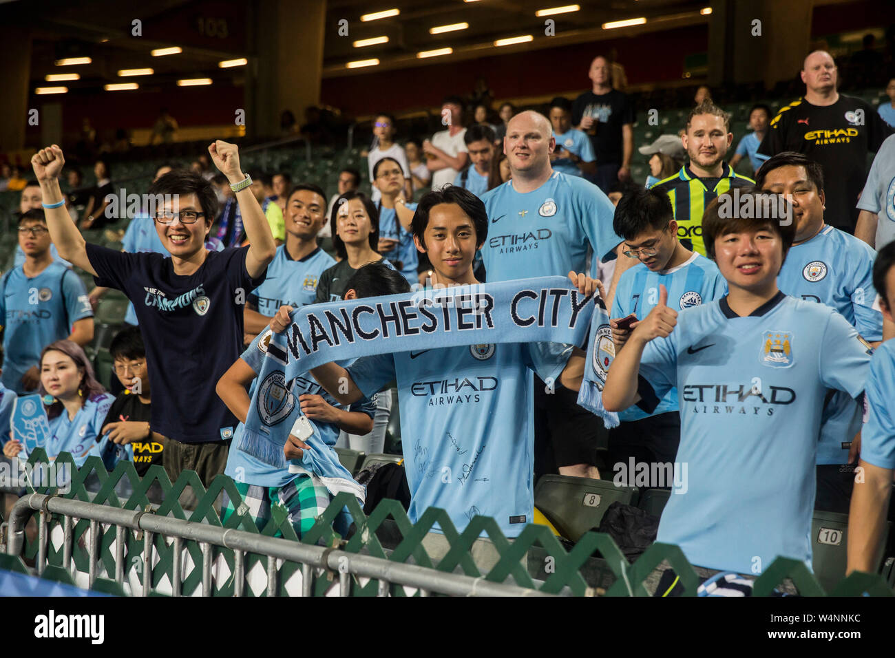 Hong Kong, Hong Kong, Cina. Il 24 luglio, 2019. Kitchee FC vs Manchester City Football Club la pre-stagione amichevole a Hong Kong Stadium, Causeway Bay. L'uomo City beat locali Kitchee FC 6-1 con obiettivi da D.Silva, L.San, R. Sterling, N.Z. Touaizi e I.P. La Rosa. Ventilatori in mezzo alla folla Foto Isaac Lawrence Credito: HKPhotoNews/Alamy Live News Foto Stock
