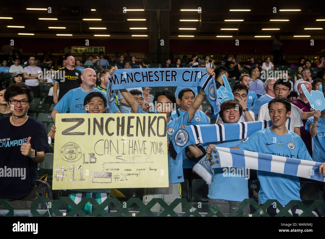 Hong Kong, Hong Kong, Cina. Il 24 luglio, 2019. Kitchee FC vs Manchester City Football Club la pre-stagione amichevole a Hong Kong Stadium, Causeway Bay. L'uomo City beat locali Kitchee FC 6-1 con obiettivi da D.Silva, L.San, R. Sterling, N.Z. Touaizi e I.P. La Rosa. Ventilatori in mezzo alla folla Foto Isaac Lawrence Credito: HKPhotoNews/Alamy Live News Foto Stock
