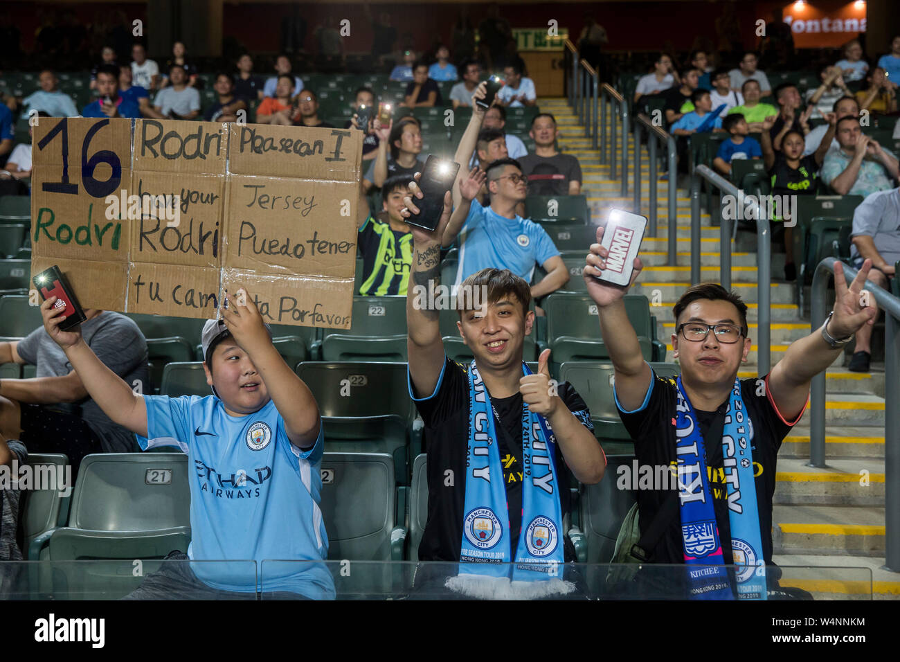 Hong Kong, Hong Kong, Cina. Il 24 luglio, 2019. Kitchee FC vs Manchester City Football Club la pre-stagione amichevole a Hong Kong Stadium, Causeway Bay. L'uomo City beat locali Kitchee FC 6-1 con obiettivi da D.Silva, L.San, R. Sterling, N.Z. Touaizi e I.P. La Rosa. Ventilatori in mezzo alla folla Foto Isaac Lawrence Credito: HKPhotoNews/Alamy Live News Foto Stock