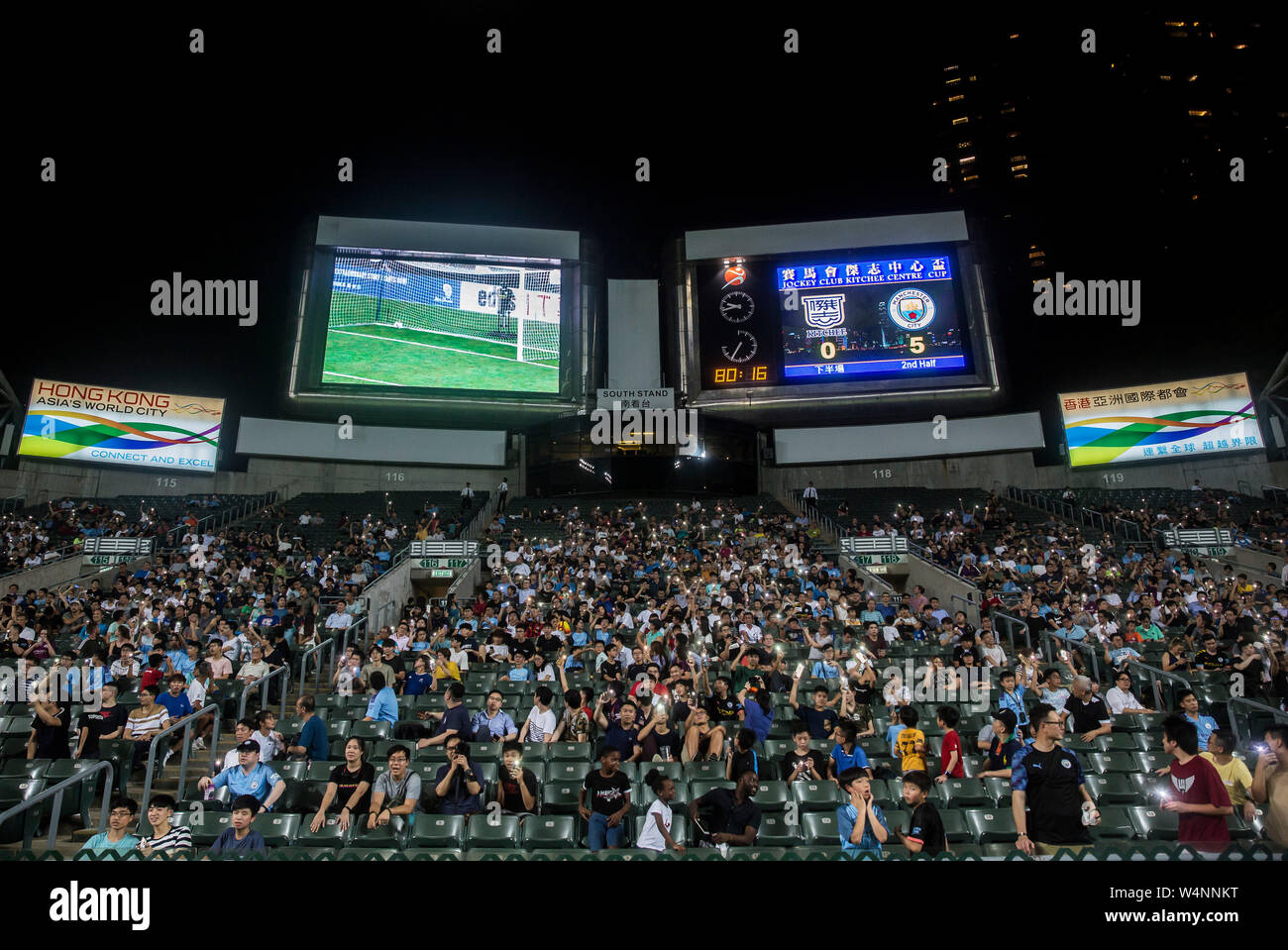 Hong Kong, Hong Kong, Cina. Il 24 luglio, 2019. Kitchee FC vs Manchester City Football Club la pre-stagione amichevole a Hong Kong Stadium, Causeway Bay. L'uomo City beat locali Kitchee FC 6-1 con obiettivi da D.Silva, L.San, R. Sterling, N.Z. Touaizi e I.P. La Rosa. Ventilatori in mezzo alla folla Foto Isaac Lawrence Credito: HKPhotoNews/Alamy Live News Foto Stock