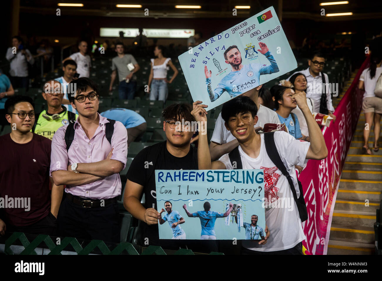 Hong Kong, Hong Kong, Cina. Il 24 luglio, 2019. Kitchee FC vs Manchester City Football Club la pre-stagione amichevole a Hong Kong Stadium, Causeway Bay. L'uomo City beat locali Kitchee FC 6-1 con obiettivi da D.Silva, L.San, R. Sterling, N.Z. Touaizi e I.P. La Rosa. Ventilatori in mezzo alla folla Foto Isaac Lawrence Credito: HKPhotoNews/Alamy Live News Foto Stock