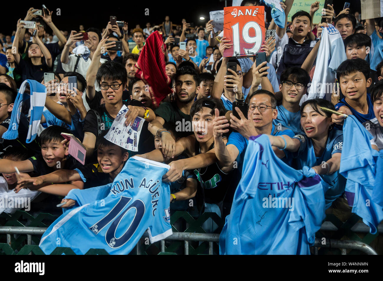 Hong Kong, Hong Kong, Cina. Il 24 luglio, 2019. Kitchee FC vs Manchester City Football Club la pre-stagione amichevole a Hong Kong Stadium, Causeway Bay. L'uomo City beat locali Kitchee FC 6-1 con obiettivi da D.Silva, L.San, R. Sterling, N.Z. Touaizi e I.P. La Rosa. Ventilatori in mezzo alla folla Foto Isaac Lawrence Credito: HKPhotoNews/Alamy Live News Foto Stock