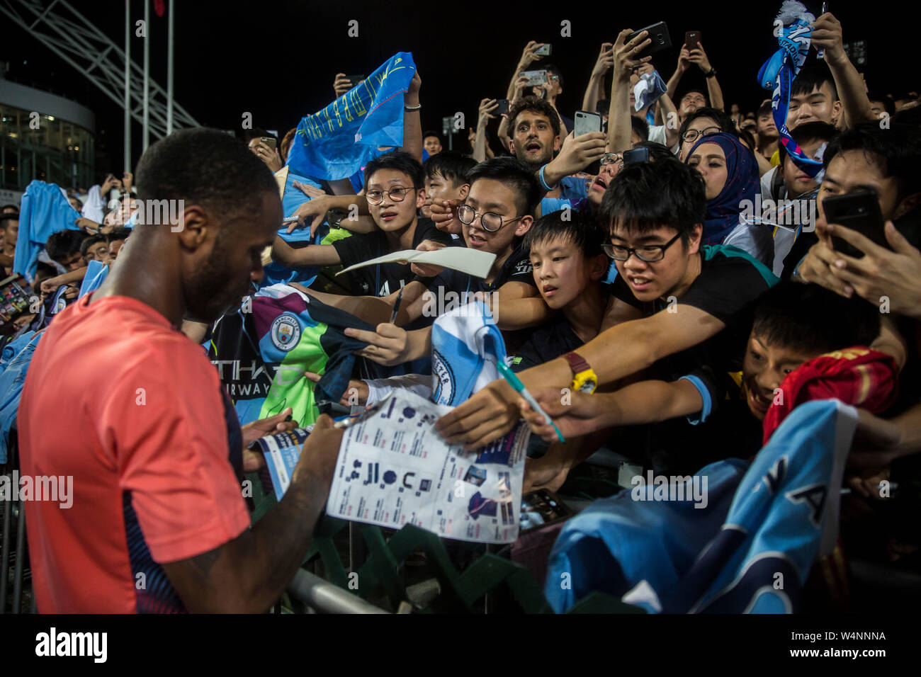 Hong Kong, Hong Kong, Cina. Il 24 luglio, 2019. Kitchee FC vs Manchester City Football Club la pre-stagione amichevole a Hong Kong Stadium, Causeway Bay. L'uomo City beat locali Kitchee FC 6-1 con obiettivi da D.Silva, L.San, R. Sterling, N.Z. Touaizi e I.P. La Rosa. Raheem Sterling firma autografi per i fan Foto Isaac Lawrence Credito: HKPhotoNews/Alamy Live News Foto Stock