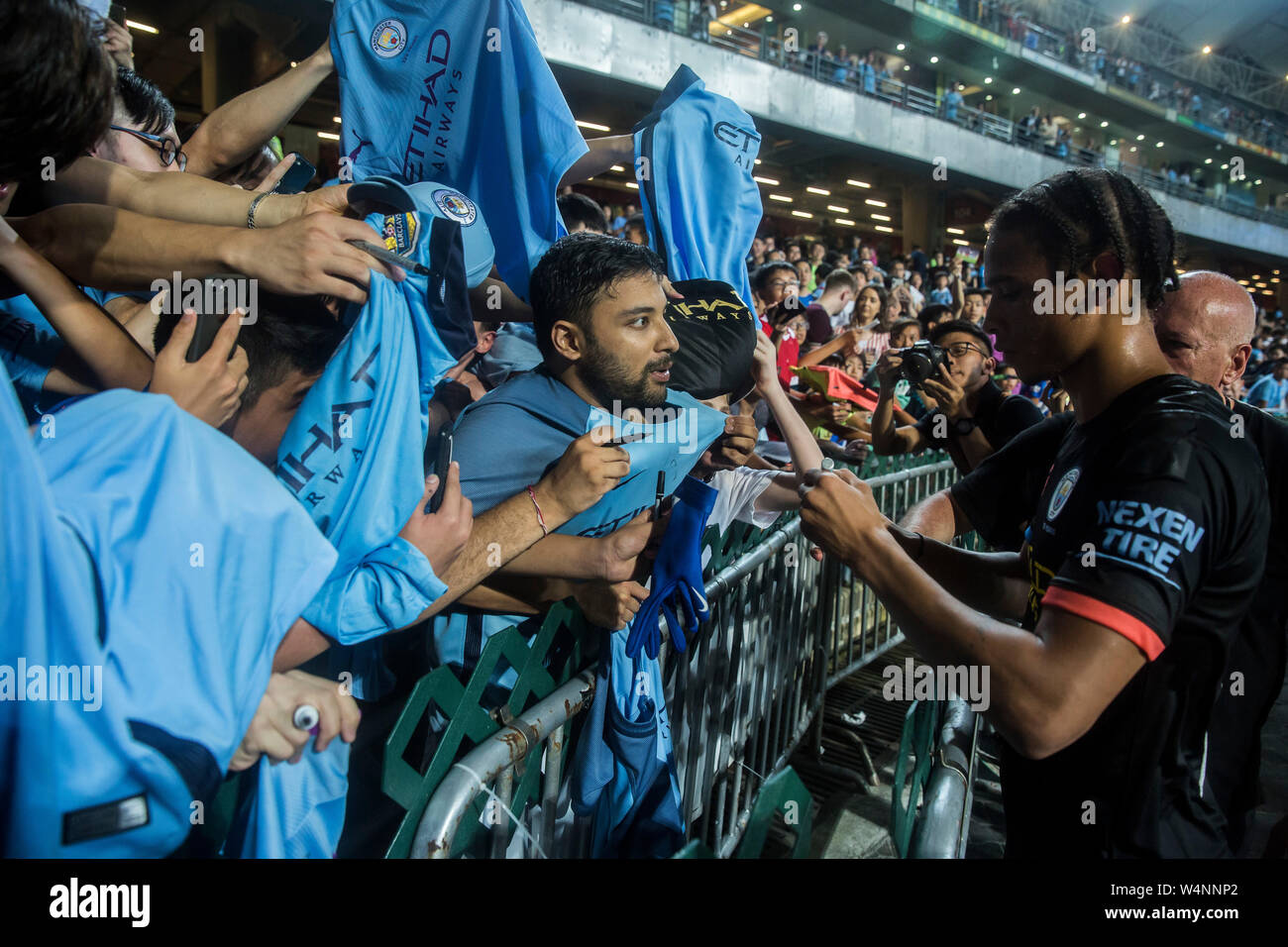 Hong Kong, Hong Kong, Cina. Il 24 luglio, 2019. Kitchee FC vs Manchester City Football Club la pre-stagione amichevole a Hong Kong Stadium, Causeway Bay. L'uomo City beat locali Kitchee FC 6-1 con obiettivi da D.Silva, L.San, R. Sterling, N.Z. Touaizi e I.P. La Rosa. Leroy San firma autografi per i fan Foto Isaac Lawrence Credito: HKPhotoNews/Alamy Live News Foto Stock