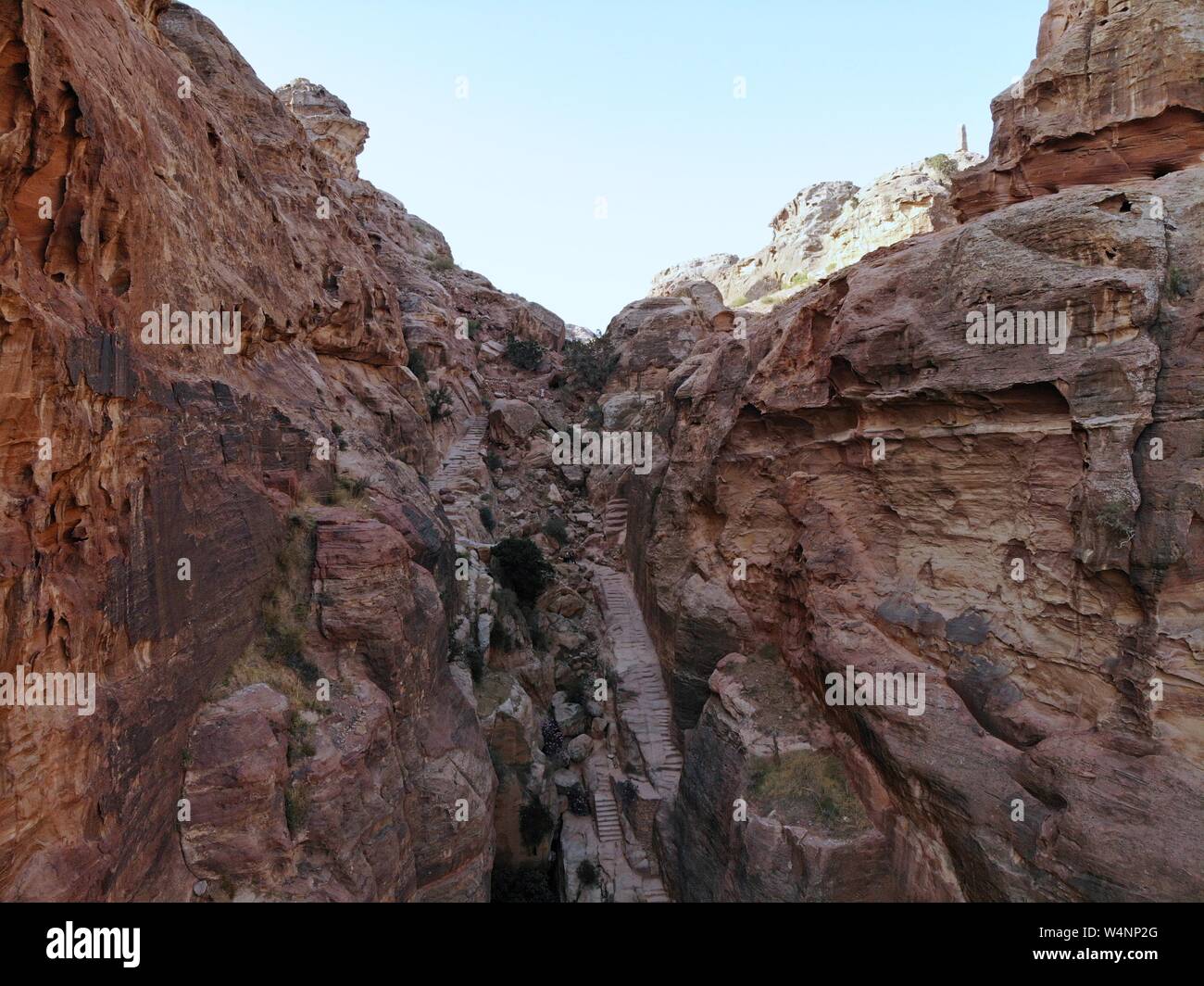 Vista da sopra. Una delle più importanti città antiche nel mondo. Patrimonio mondiale dell'Unesco, la vera perla di tutto il Medio Oriente - Città nabatian Petra. Foto Stock