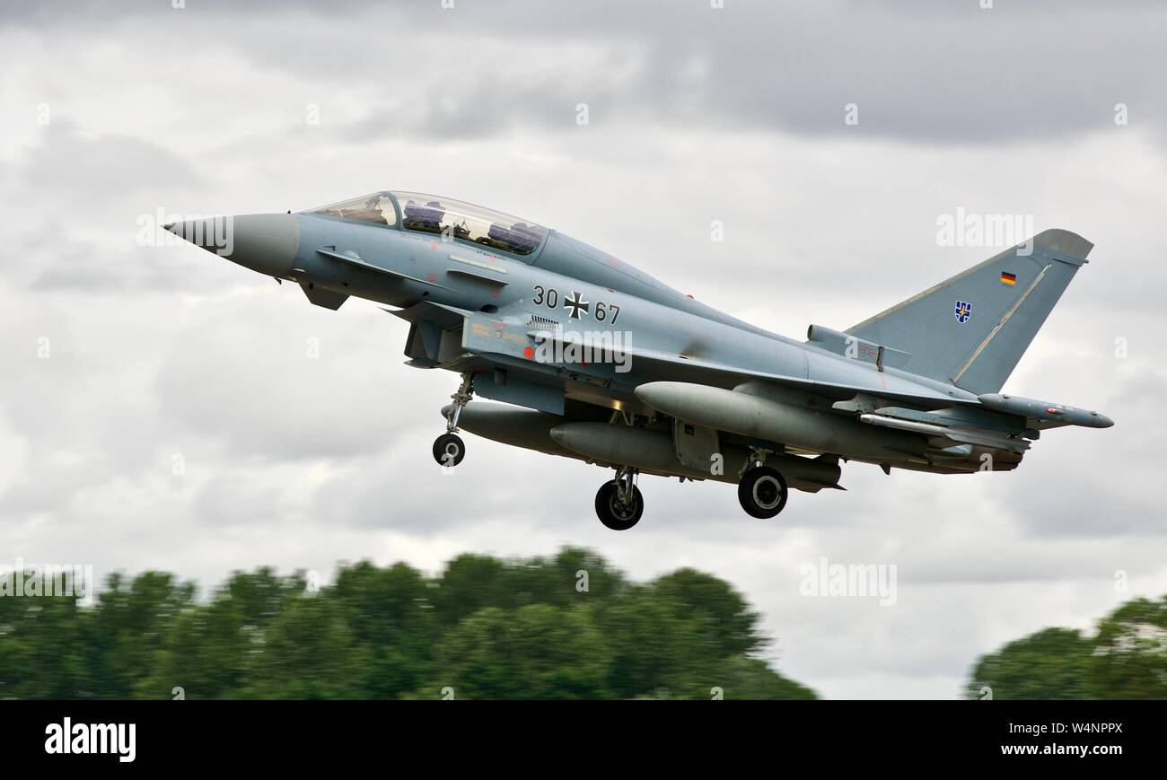 German Air Force Luftwaffe Eurofighter EF-2000 Typhoon jet da combattimento che arrivano al 2019 Royal International Air Tattoo Foto Stock