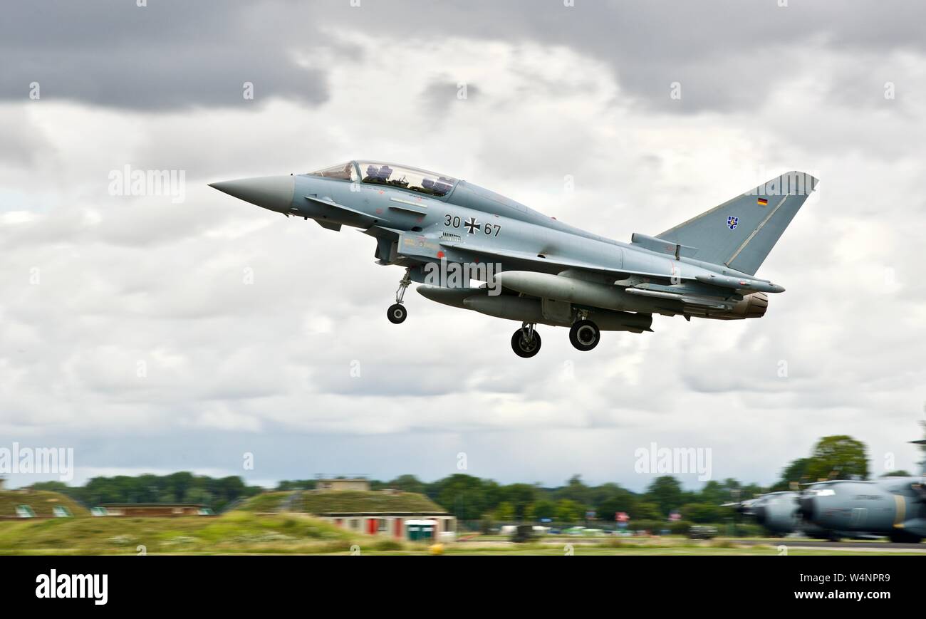 German Air Force Luftwaffe Eurofighter EF-2000 Typhoon jet da combattimento che arrivano al 2019 Royal International Air Tattoo Foto Stock