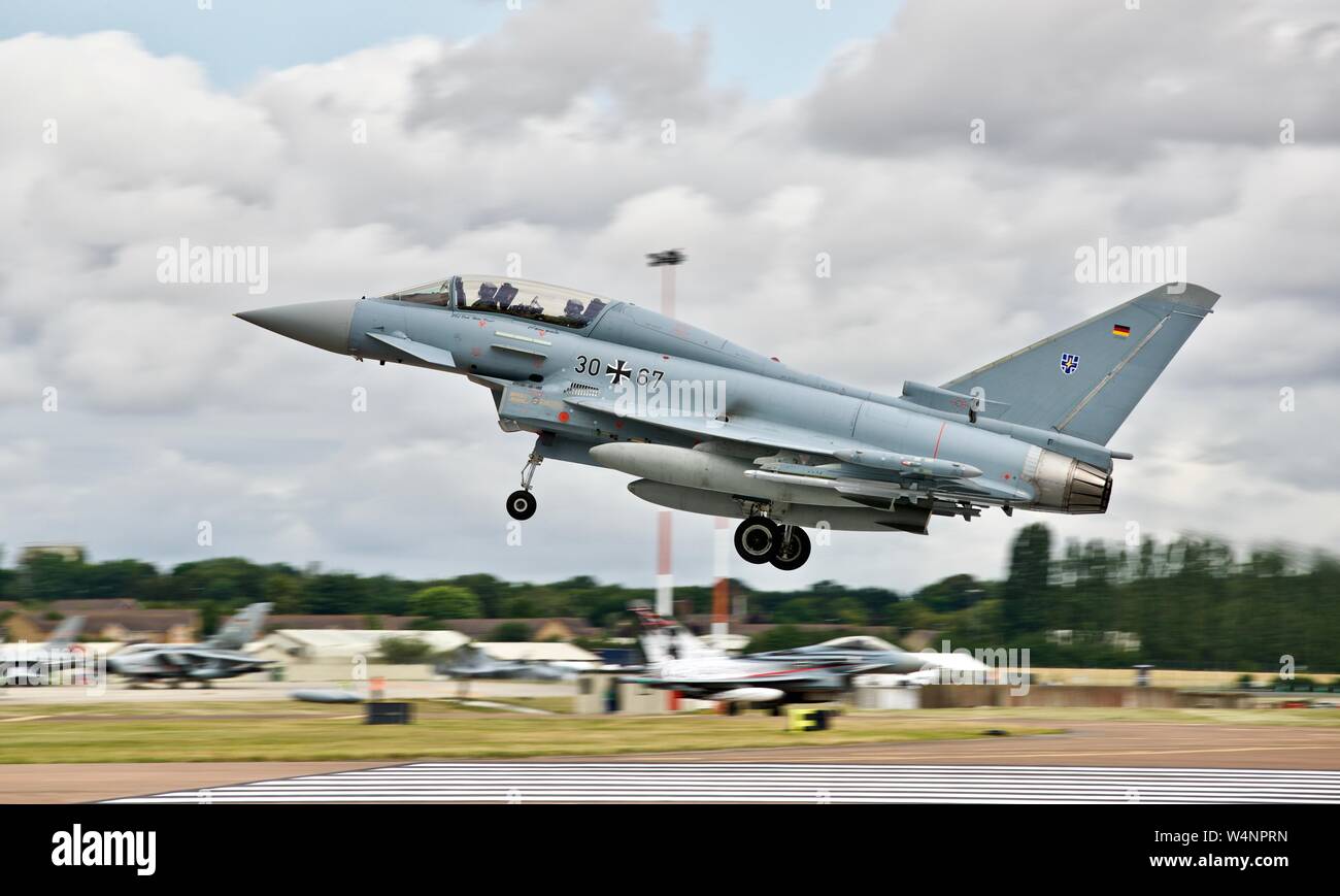 German Air Force Luftwaffe Eurofighter EF-2000 Typhoon jet da combattimento che arrivano al 2019 Royal International Air Tattoo Foto Stock