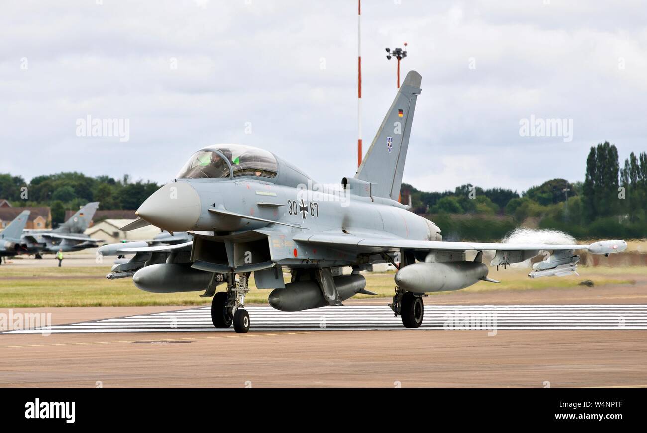 German Air Force Luftwaffe Eurofighter EF-2000 Typhoon jet da combattimento che arrivano al 2019 Royal International Air Tattoo Foto Stock