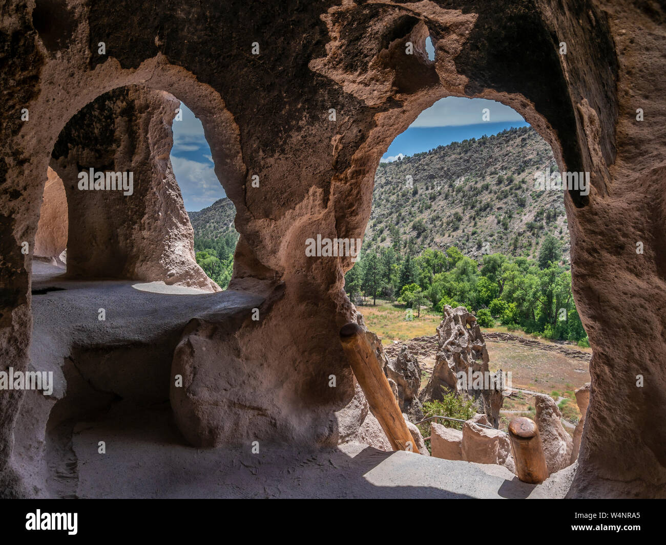 Guardando fuori da un cavate, Bandelier National Monument, Los Alamos, Nuovo Messico. Foto Stock