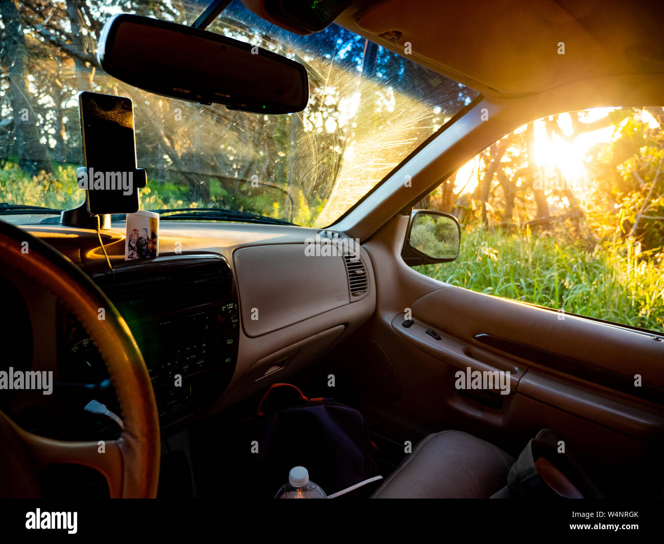 La luce del sole che splende attraverso la finestra auto Foto Stock