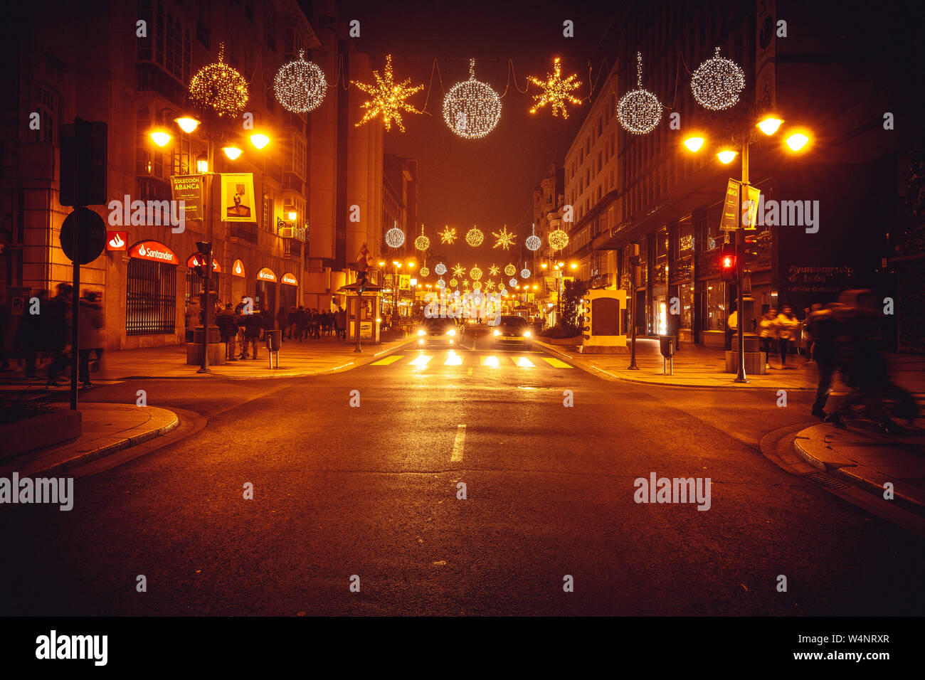 Angoli della città con la notte di nebbia, luci di Natale Foto Stock