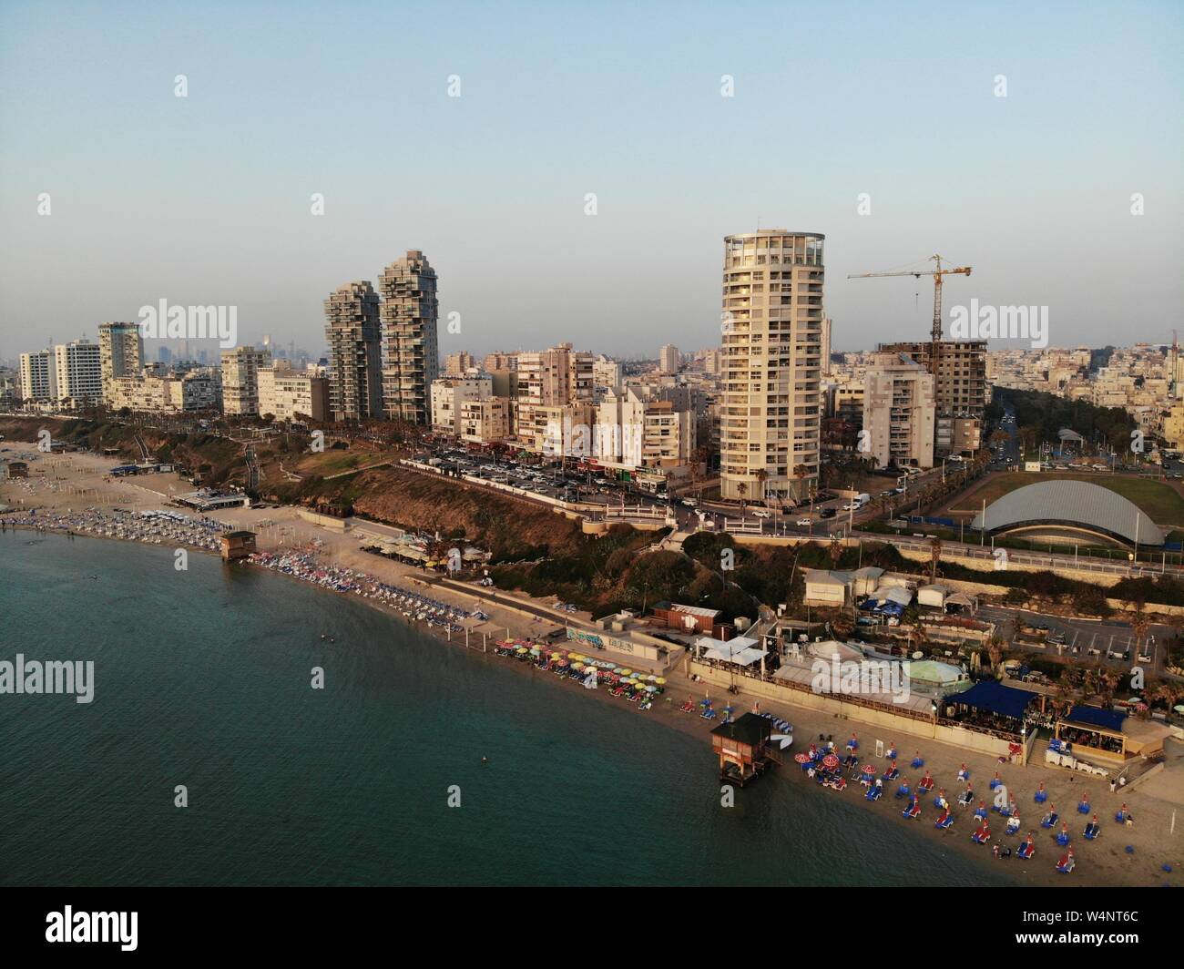 Vista aerea in Israele. Tel Aviv Bat Yam area. Creato da fuco dal sorprendente punto di vista. Angolo diverso per i vostri occhi. Medio Oriente, Holyland. Foto Stock