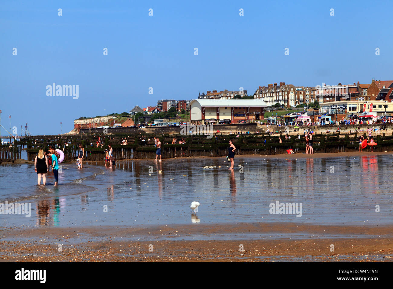 Hunstanton, località balneare, spiaggia, città, scogliere a strisce, villeggiante, visitatori, turisti, Norfolk, Inghilterra, Regno Unito Foto Stock