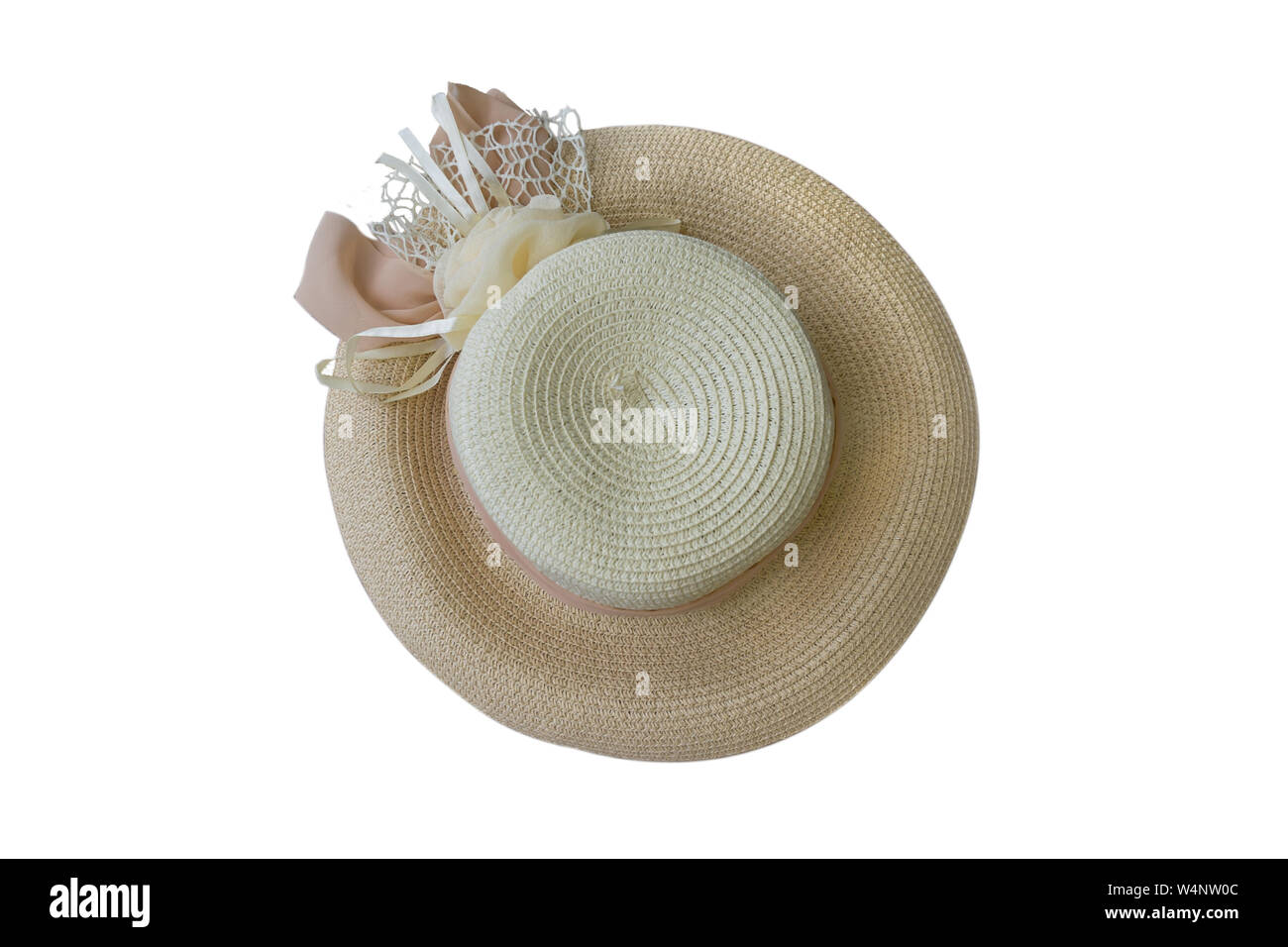 Piuttosto cappello di paglia con nastro e fiore isolato su sfondo bianco beach hat vista superiore Foto Stock