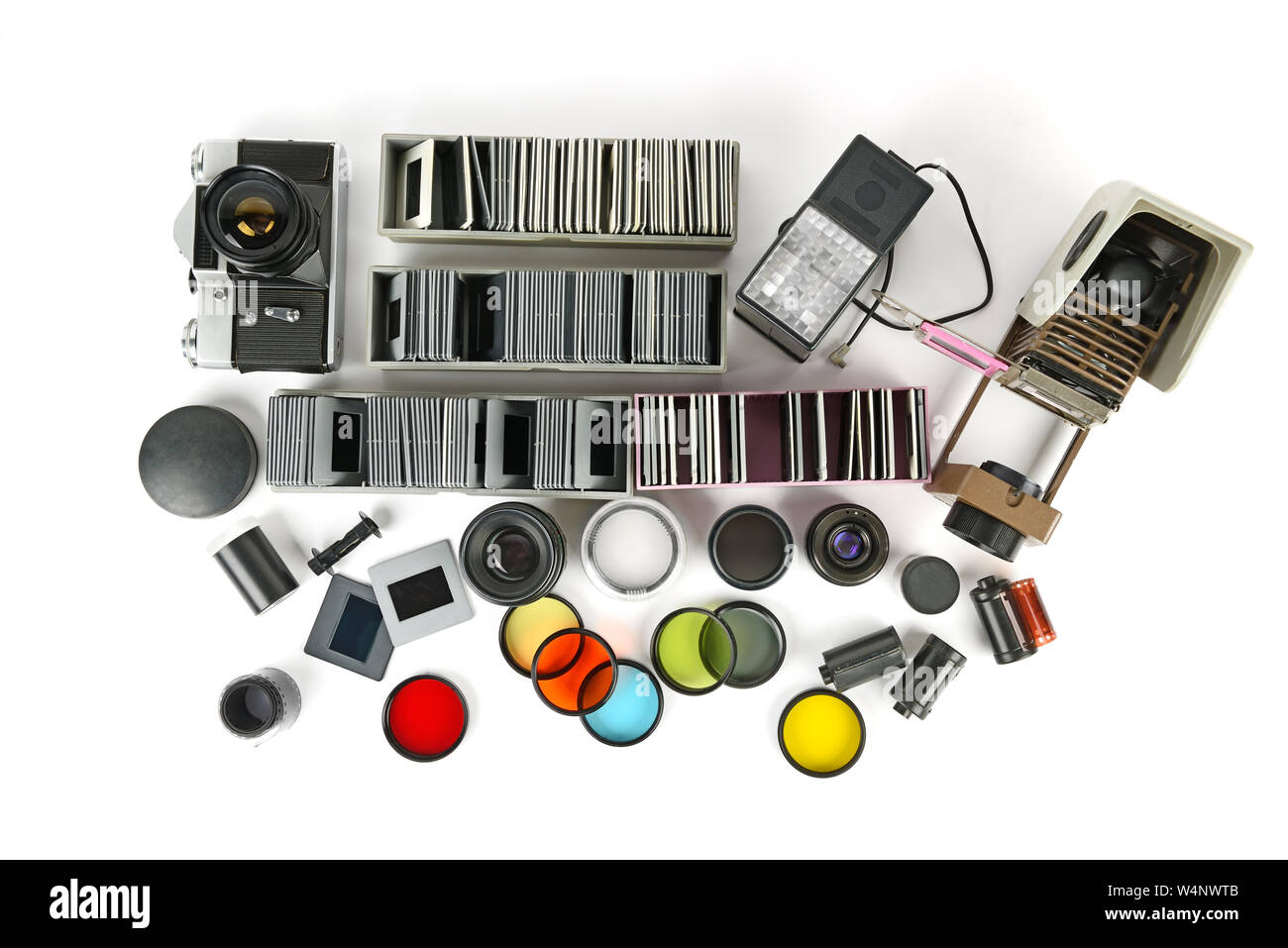 Il retro della fotocamera e proiettore per diapositive con accessori isolati su sfondo bianco.vista superiore Foto Stock