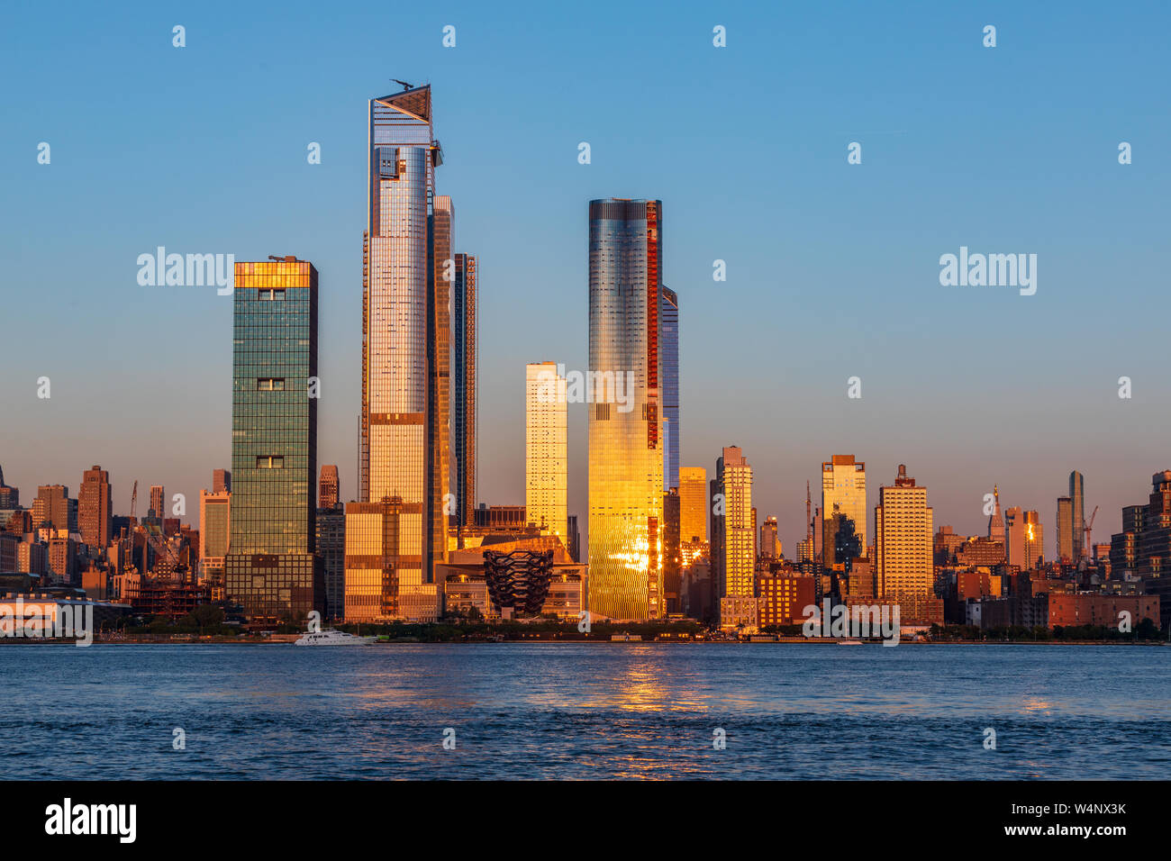 Vista sullo skyline di Manhattan da Weehawken Lincoln Harbor, New Jersey, STATI UNITI D'AMERICA Foto Stock