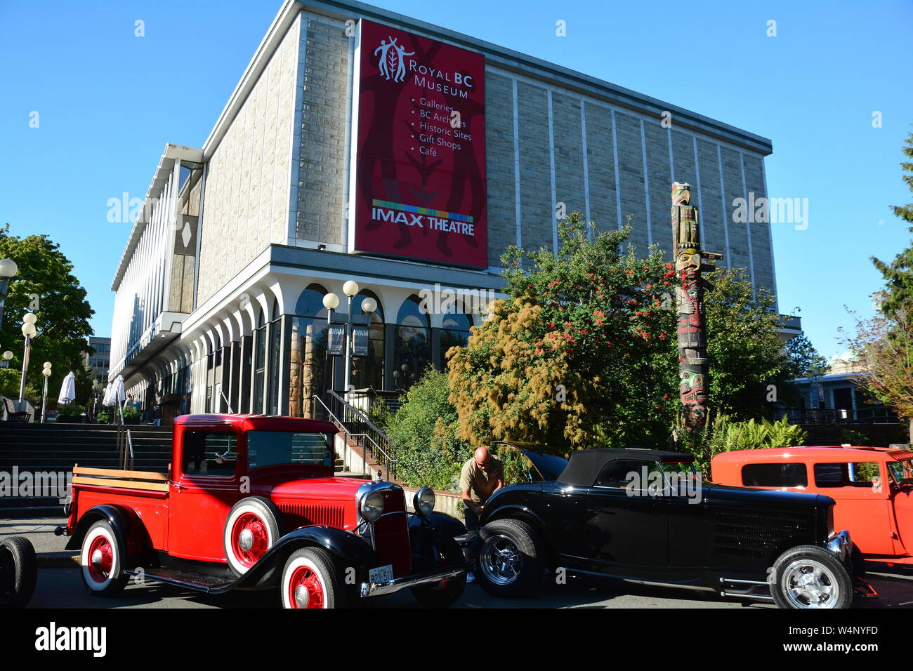 Giorni della Classic Deuce Coupé a Victoria BC, Canada. Auto classiche di fronte all'Empress Hotel e al museo BC. Foto Stock