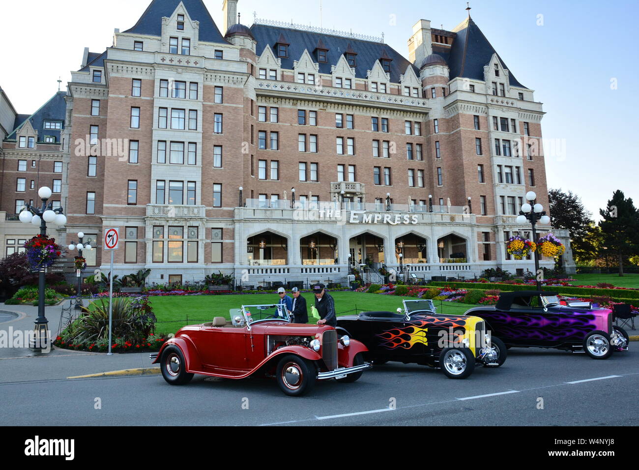 Giorni della Classic Deuce Coupé a Victoria BC, Canada. Auto classiche di fronte all'Empress Hotel e al museo BC. Foto Stock