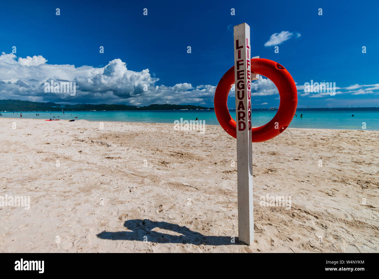 Un anello di vita e marcatore bagnino post su una bella spiaggia sabbiosa tropicale (Boracay Island) Foto Stock