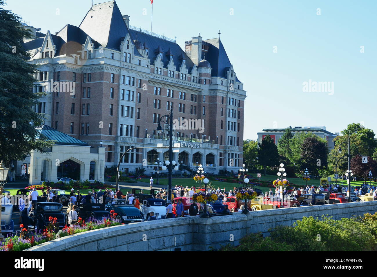 Giorni della Classic Deuce Coupé a Victoria BC, Canada. Auto classiche di fronte all'Empress Hotel e al museo BC. Foto Stock