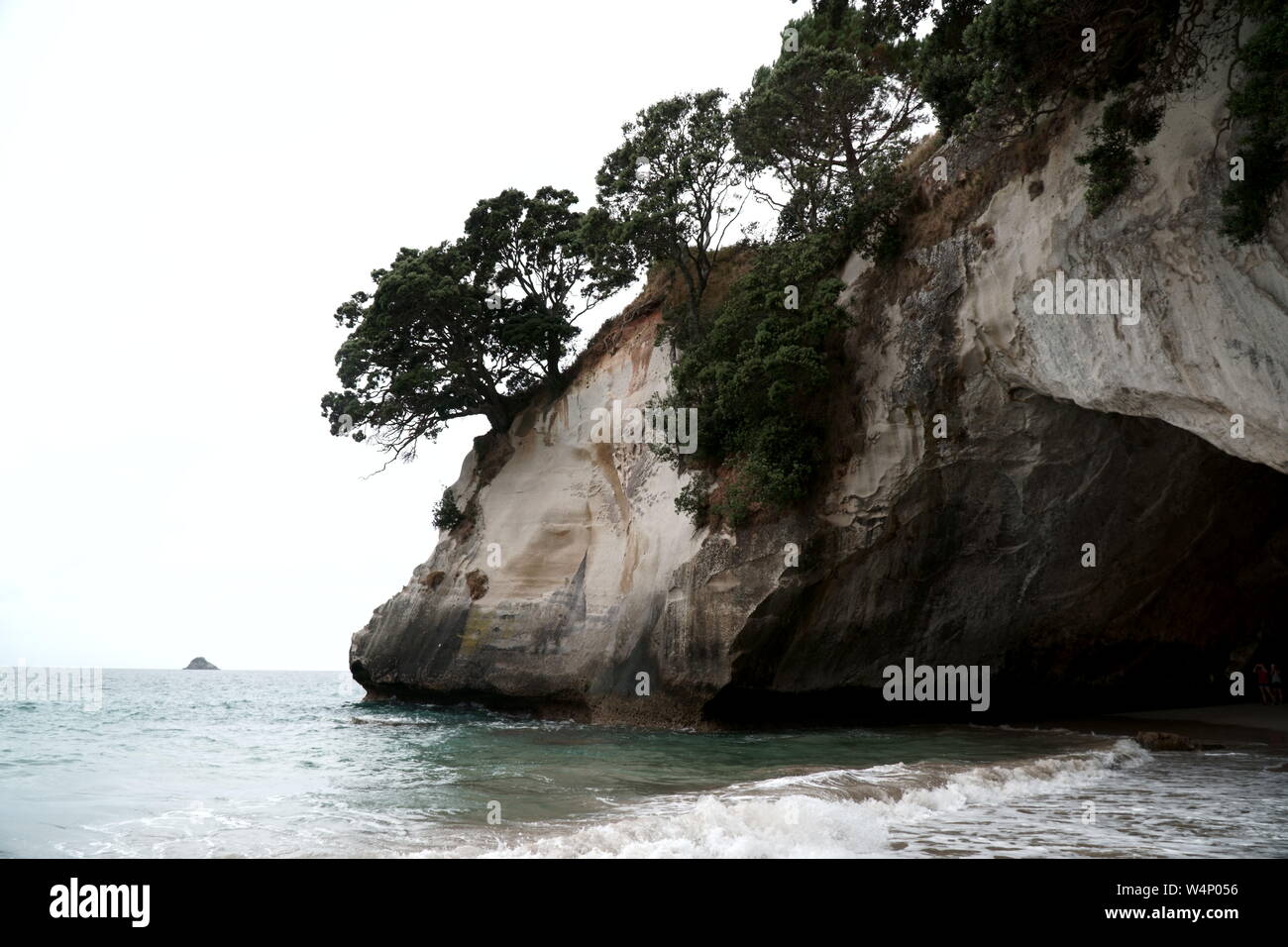 Cathedral Cove Nuova Zelanda in un giorno nuvoloso Foto Stock
