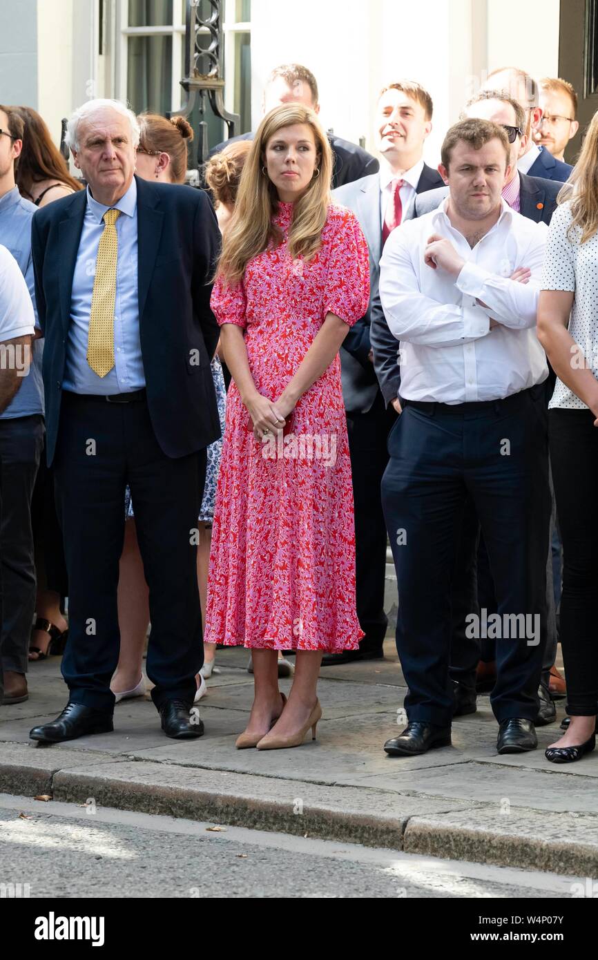 Boris Johnson Contatti ragazza Carrie Symonds a Downing Street durante il suo primo discorso come PM. Londra, Regno Unito. 24/07/2019 | Utilizzo di tutto il mondo Foto Stock