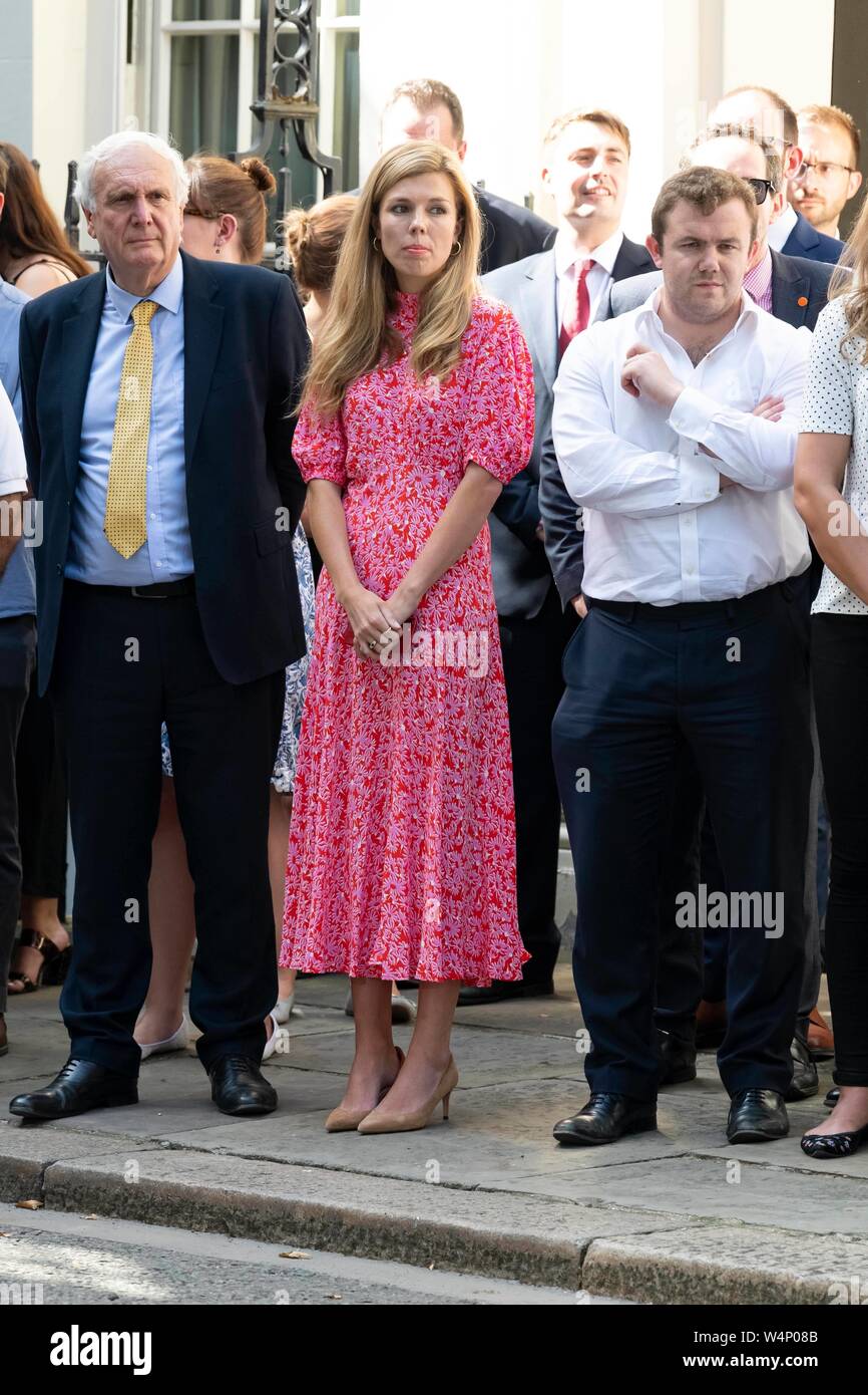 Boris Johnson Contatti ragazza Carrie Symonds a Downing Street durante il suo primo discorso come PM. Londra, Regno Unito. 24/07/2019 | Utilizzo di tutto il mondo Foto Stock