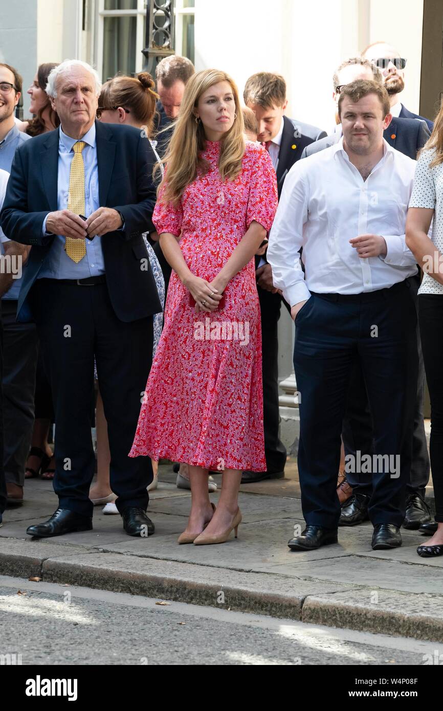 Boris Johnson Contatti ragazza Carrie Symonds a Downing Street durante il suo primo discorso come PM. Londra, Regno Unito. 24/07/2019 | Utilizzo di tutto il mondo Foto Stock