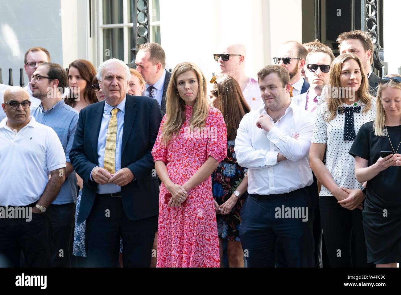 Boris Johnson Contatti ragazza Carrie Symonds a Downing Street durante il suo primo discorso come PM. Londra, Regno Unito. 24/07/2019 | Utilizzo di tutto il mondo Foto Stock