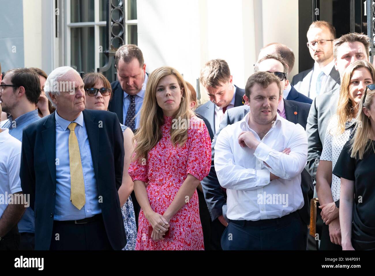 Boris Johnson Contatti ragazza Carrie Symonds a Downing Street durante il suo primo discorso come PM. Londra, Regno Unito. 24/07/2019 | Utilizzo di tutto il mondo Foto Stock