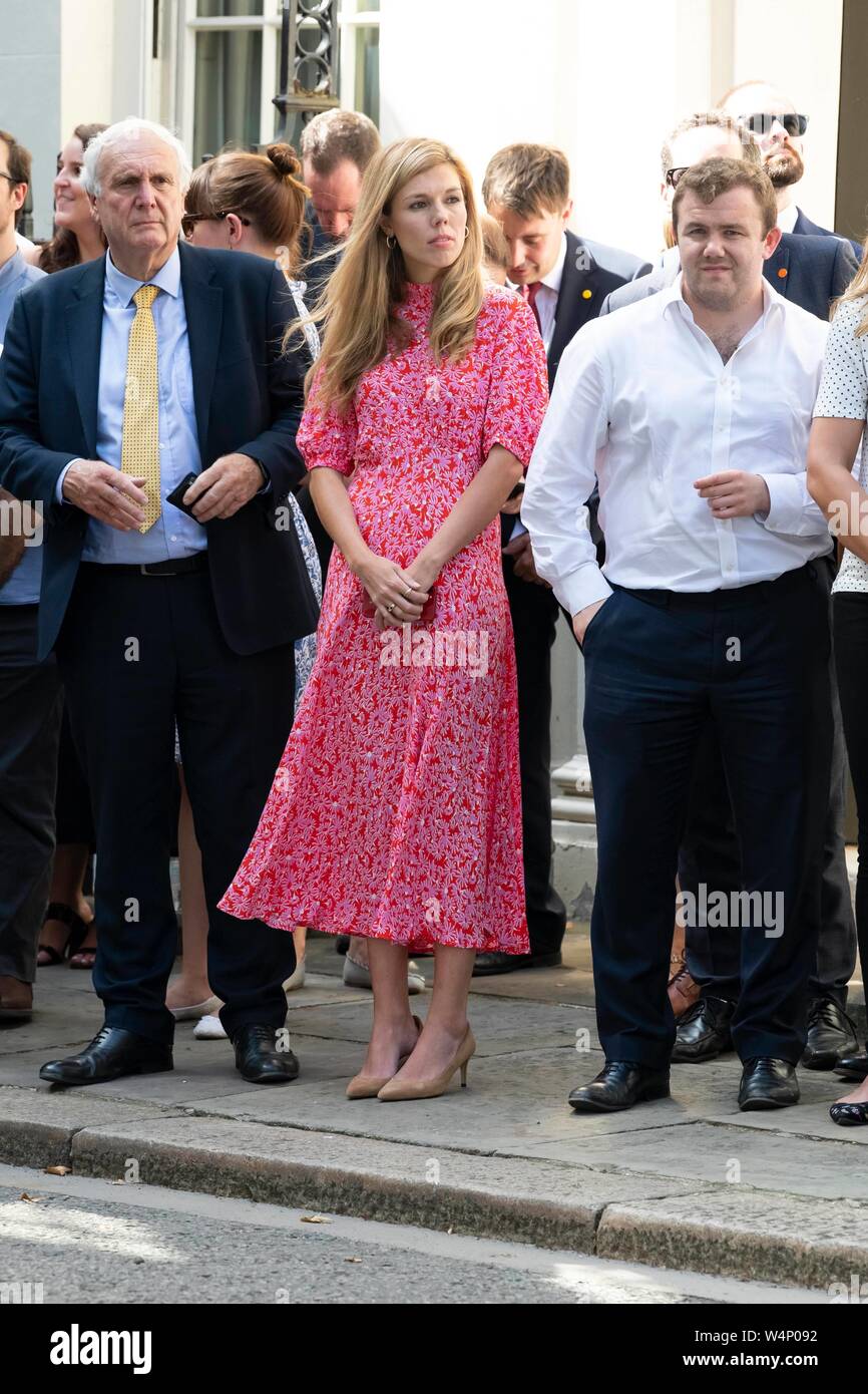 Boris Johnson Contatti ragazza Carrie Symonds a Downing Street durante il suo primo discorso come PM. Londra, Regno Unito. 24/07/2019 | Utilizzo di tutto il mondo Foto Stock