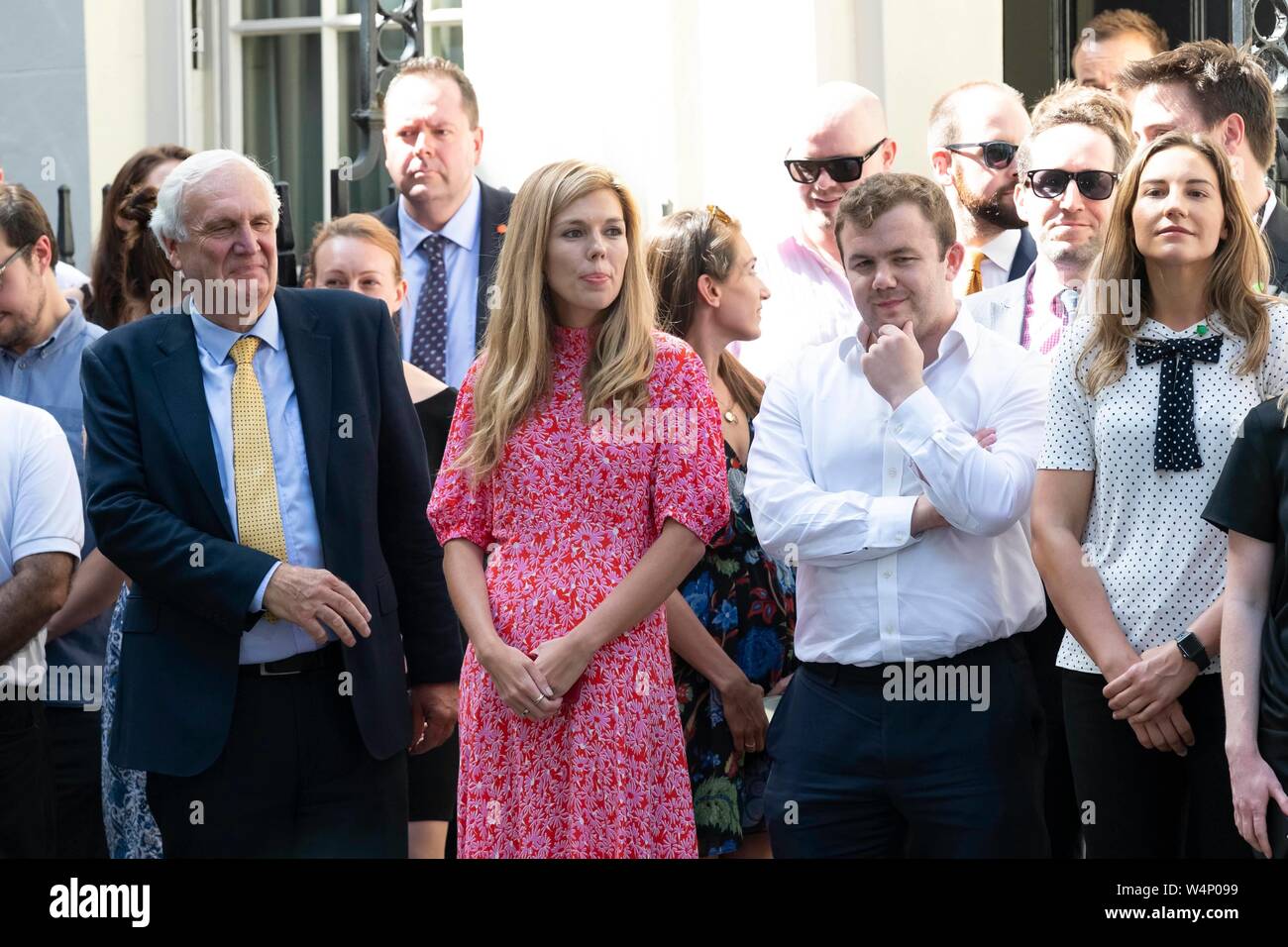 Boris Johnson Contatti ragazza Carrie Symonds a Downing Street durante il suo primo discorso come PM. Londra, Regno Unito. 24/07/2019 | Utilizzo di tutto il mondo Foto Stock