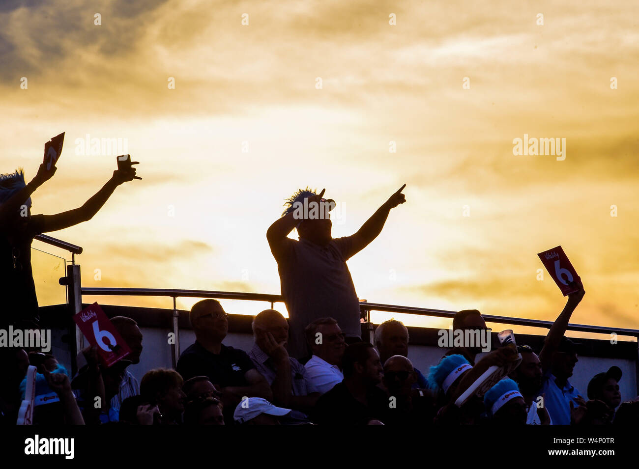 Hove SUSSEX REGNO UNITO 24 Luglio 2019 - appassionati di godere del sole serale durante la vitalità Blast Gruppo Sud Match tra Sussex squali e Hampshire al primo centro di County Ground a Hove . Credito : Simon Dack / Alamy Live News Foto Stock