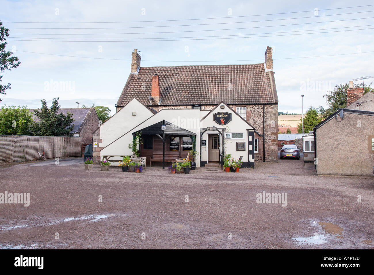 Red Lion Inn,Strada principale, Milfield Wooler,Northumberland, Inghilterra, Regno Unito. Foto Stock